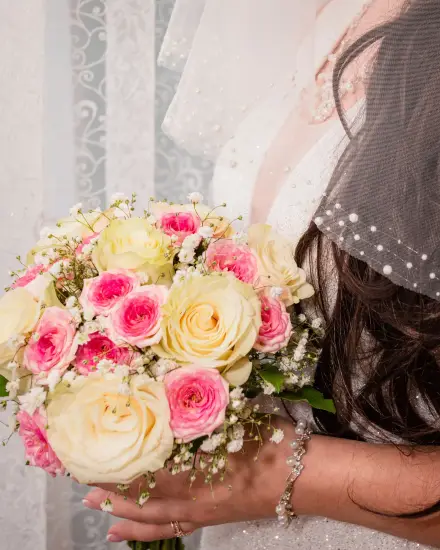 Ramo de novia con rosas rosas y blancas