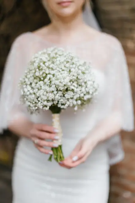 Novia sujetando un ramo de paniculata blanca